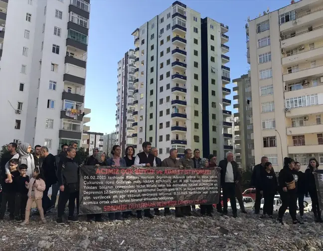 Adana'daki depremde yıkılan apartmanda yaşamını yitirenler anıldı