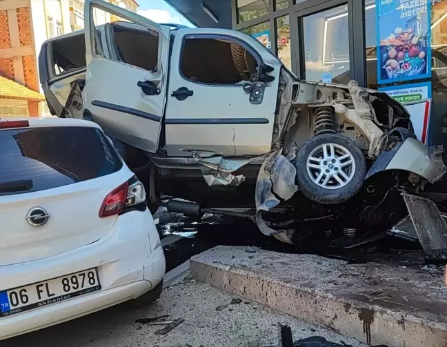 Isparta'da otomobilin park halindeki araçlara ve markete çarpması sonucu 3 kişi yaralandı