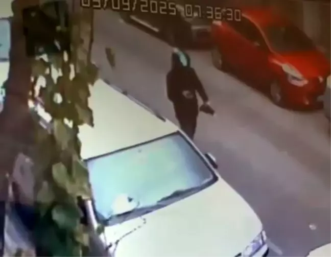 Küçükçekmece'de Hırsızlık: Kasklı Şüpheli Motosikleti Çaldı