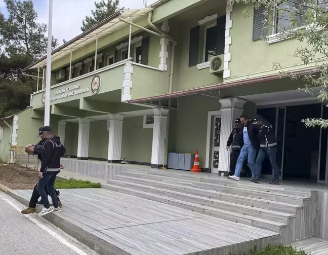 Uşak'ta Sahte Sürücü Belgesi ve Beyaz Kimlik Düzenleyen İki Kişi Tutuklandı