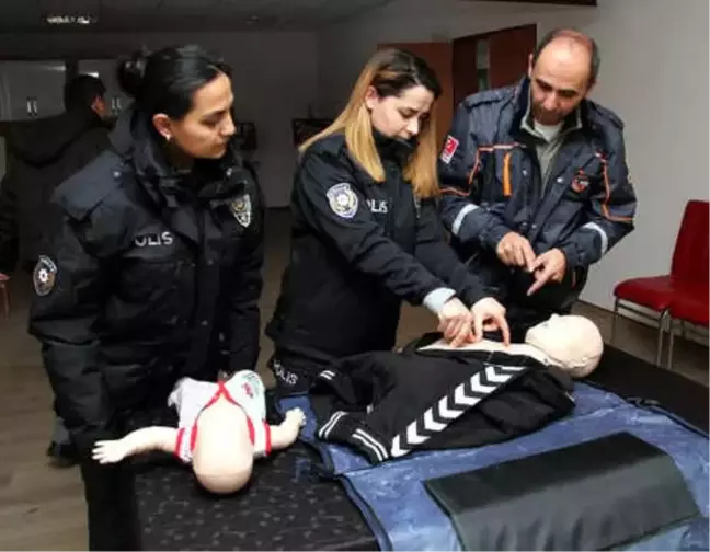 Polislere Cansız Manken Üzerinde İlk Yardım Eğitimi