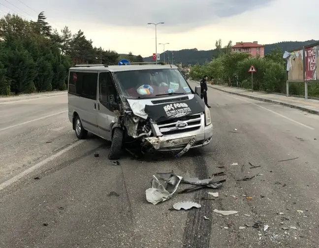 Ankara'da minibüs otomobille çarpıştı: 3 yaralı