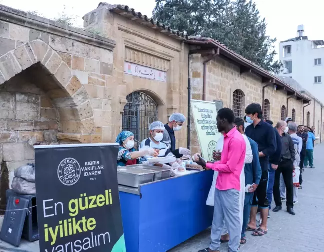 KKTC'de Mevlevi Tekkesi'nin önünde iftar geleneği yaşatılıyor