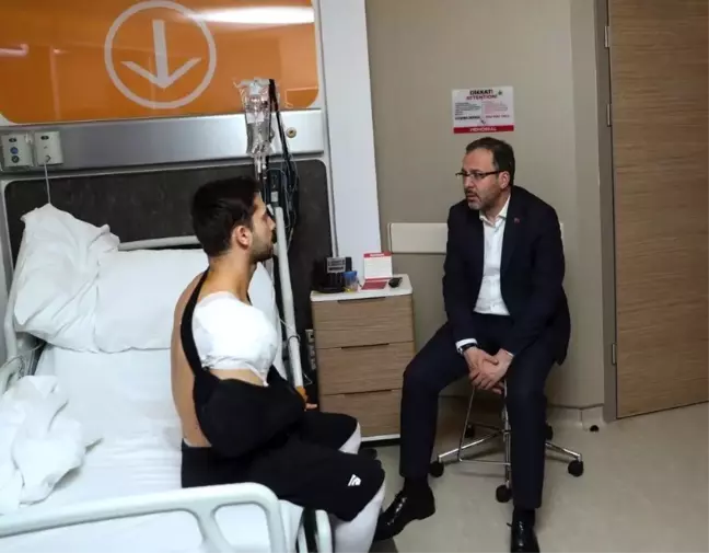 Bakan Kasapoğlu'ndan İbrahim Çolak'a geçmiş olsun ziyareti