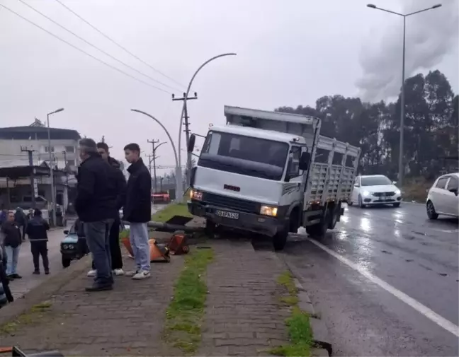 Kamyon Trafik Lambası Direğine Çarptı, Yaya Devrilen Direğin Altında Kaldı