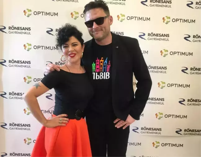Tuna Kiremitçi ve Özge Fışkın 'Bahçe Konserleri'nde Coşturdu