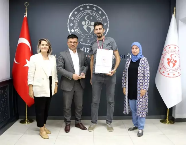 Düzceli sporcuya Gençlik ve Spor Müdürü'nden ödül