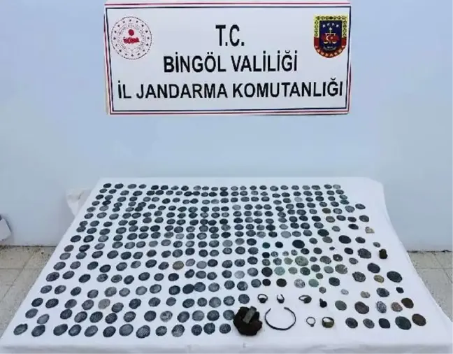 Bingöl'de Tarihi Eser Kaçakçılarına Operasyon: 2 Gök Taşı ve 373 Tarihi Eser Ele Geçirildi