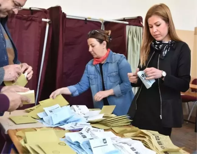 Bergama'da CHP İtiraz Etti, AK Parti'nin Oyu Yükseldi