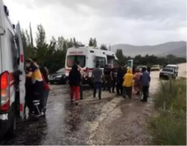 Tarım işçilerini taşıyan minibüs kamyonla çarpıştı: 1 ölü, 7 yaralı