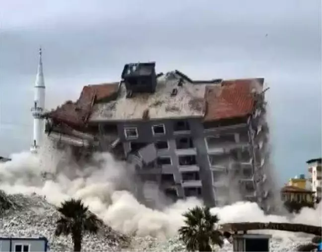 Depremin vurduğu Hatay'da dinamitle patlatılan 10 katlı bina kağıt gibi yerle bir oldu