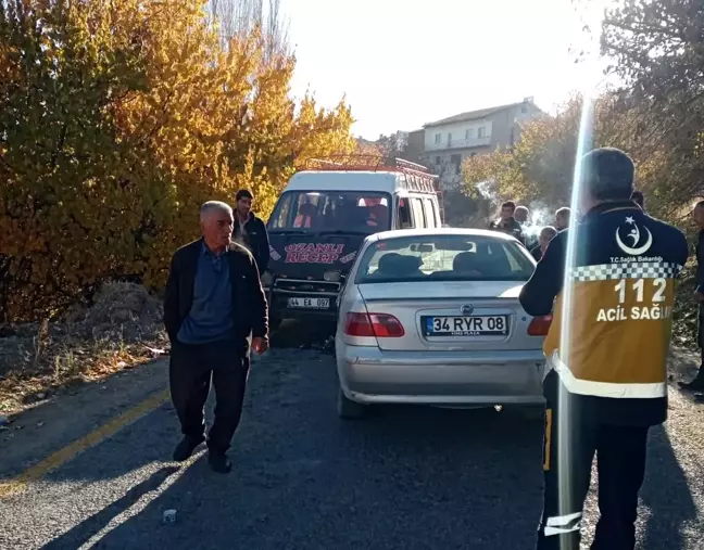 Malatya'da Minibüs ile Otomobil Çarpıştı: 2 Yaralı