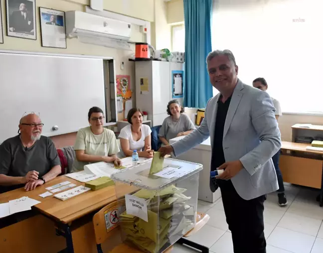 Muratpaşa Belediye Başkanı Ümit Uysal ve eşi oy kullandı