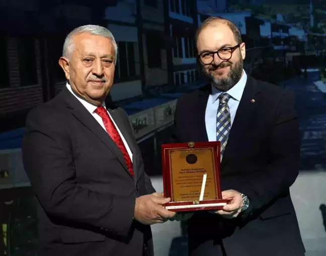 Uzun Çarşı Açılışında Başkan Zeybek'e Teşekkür Plaketi Takdim Edildi