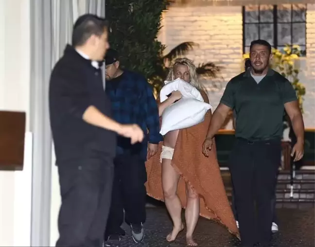 Çıplak ayaklarıyla battaniyeye sarılı şekilde görüntülenen ünlü yıldız Britney Spears, endişelere neden oldu