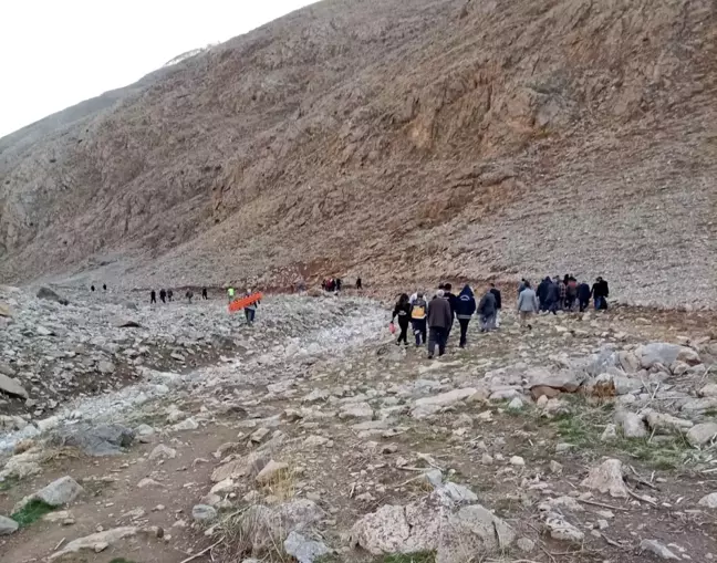 Van'ın Çatak ilçesinde iş makinesi devrildi, 4 kişi yaralandı