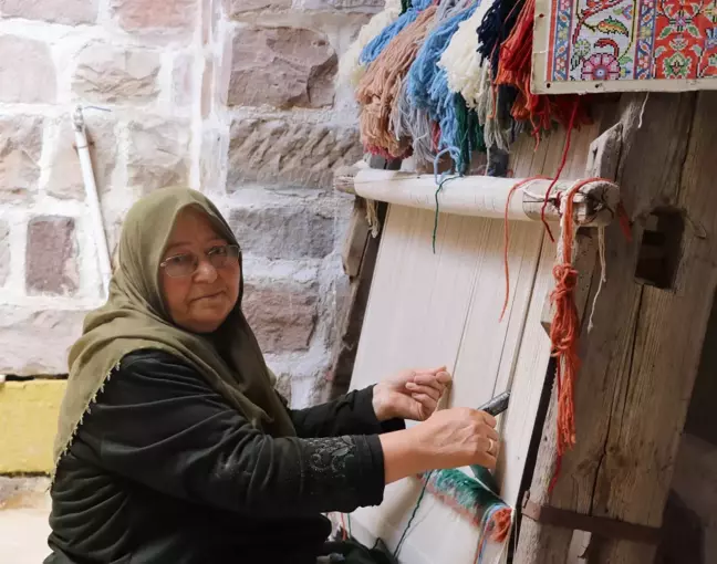 Kadın Halı Dokumacısı: Sanatımız Yerde Kalmasın