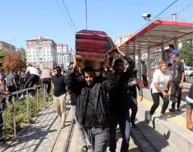 KAYSERİ'DE TRAMVAYIN ALTINDA KALAN HARUN CAN'IN AİLESİNDEN TABUTLU PROTESTO