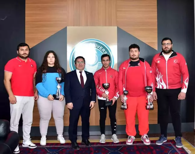 Erzurum'da düzenlenen Türkiye Üniversiteler Judo Şampiyonasında başarı elde eden sporcular Rektör Yücel Oğurlu'yu ziyaret etti