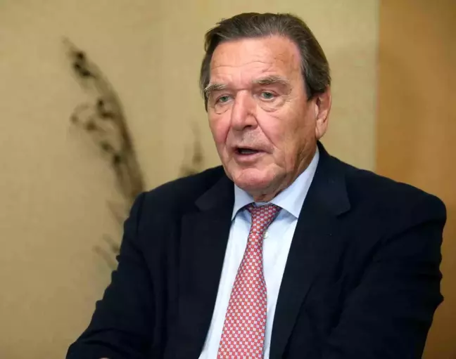 Eski Başbakan Gerhard Schröder Tükenmişlik Sendromu Nedeniyle Tedavi Görüyor