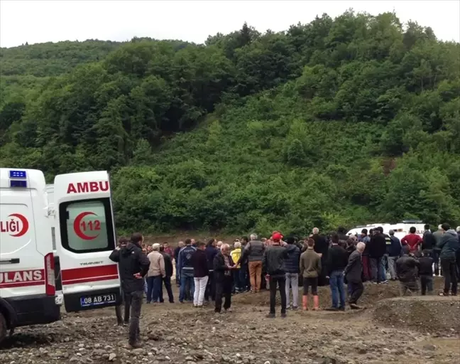 Hes'te Temizlik Yapan İşçilerin Suya Düşmesi