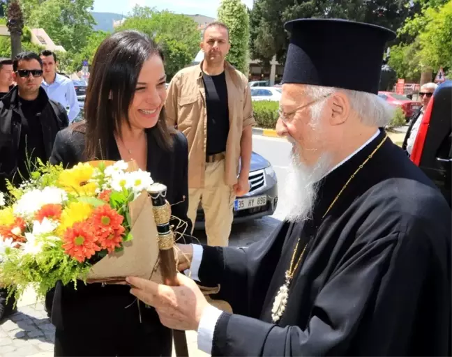 Patrik Bartholomeos İzmir'de Ayin Yönetti