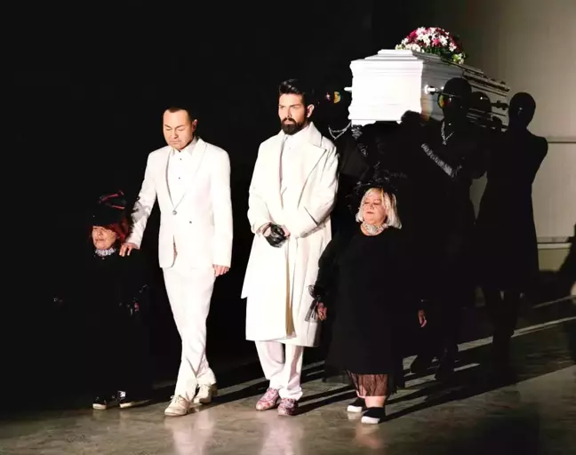 Serdar Ortaç, Mehmet Çevik'e verdiği şarkıya sıra dışı klip çekti