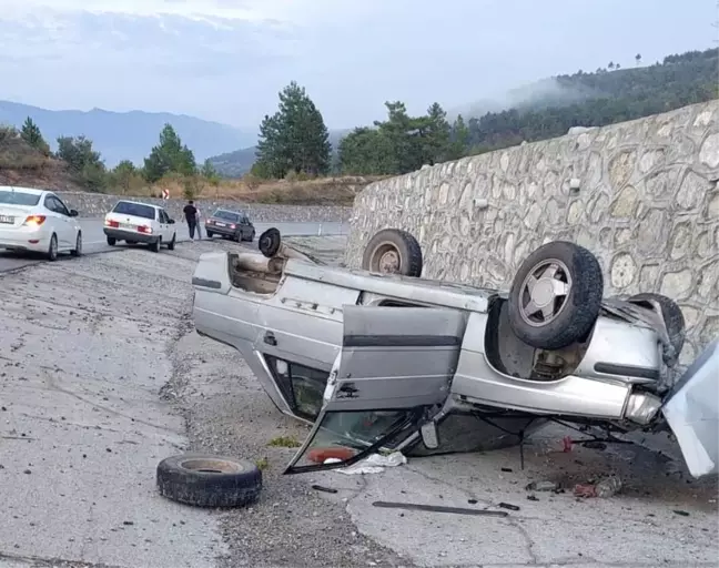 Denizli'de yağış nedeniyle otomobil şarampole devrildi, 2 kişi yaralandı