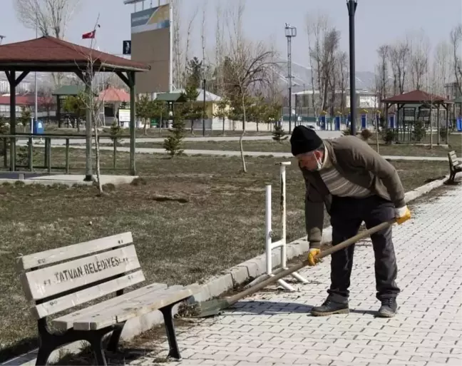 Tatvan'daki park ve bahçelerde bahar temizliği