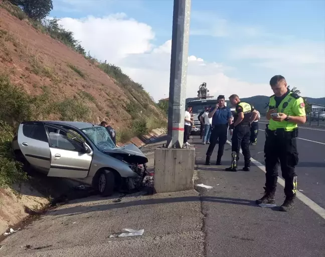 Zonguldak'ta otomobil EDS direğine çarptı: 4 yaralı