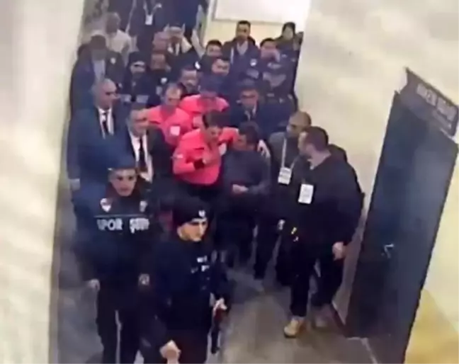 Emre Belözoğlu, Hakem Halil Umut Meler'e Sarıldı