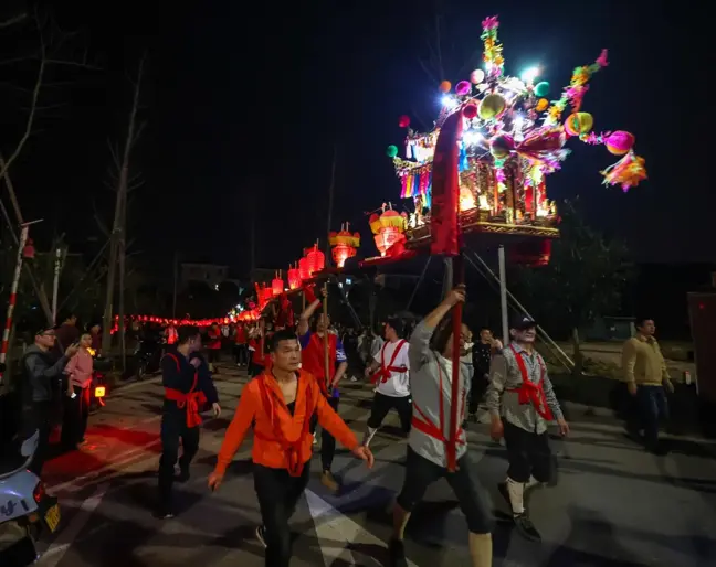Çin'de Fener Festivali için Lixin köyünde fenerli ejderha dansı yapıldı