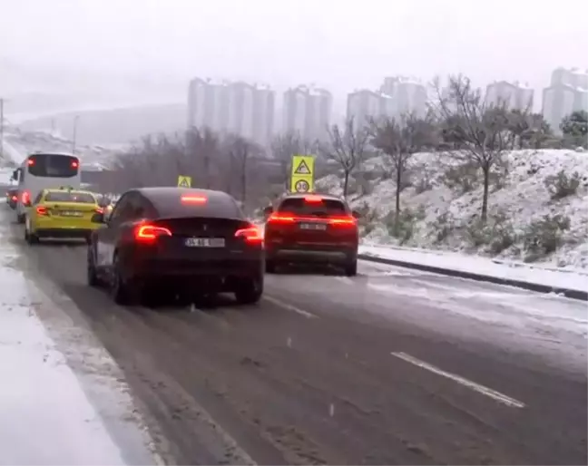 İstanbul'da Kar Yağışı Sürücülere Zor Anlar Yaşatıyor