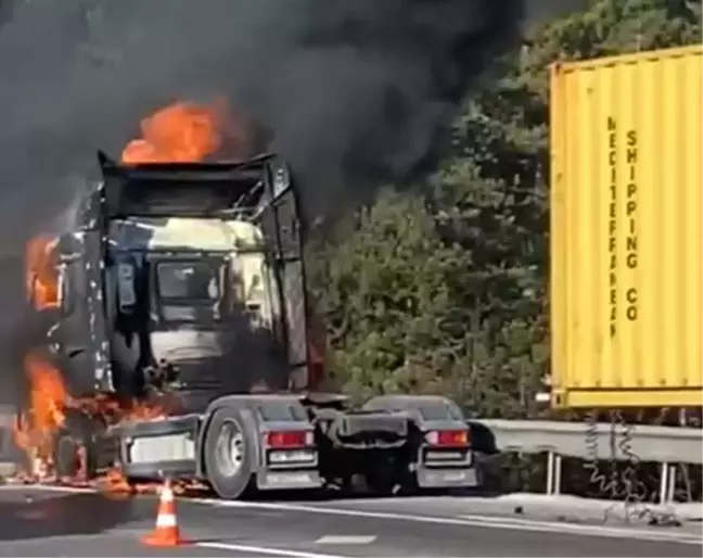 TEM Otoyolu'nda Tır Yangını: Dorse Son Anda Kurtarıldı