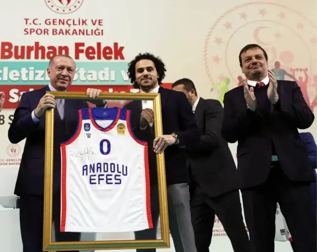 Türk vatandaşı olan Shane Larkin, ismini değiştirmeyecek