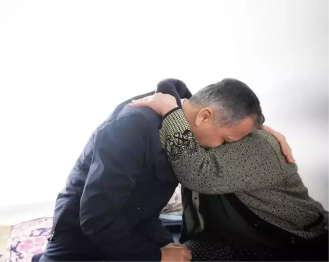 Bakan Yerlikaya'dan, şehit ailesine taziye ziyareti (2)