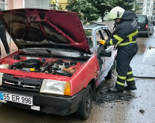 Bafra'da Park Halindeki Araçta Yangın Çıktı