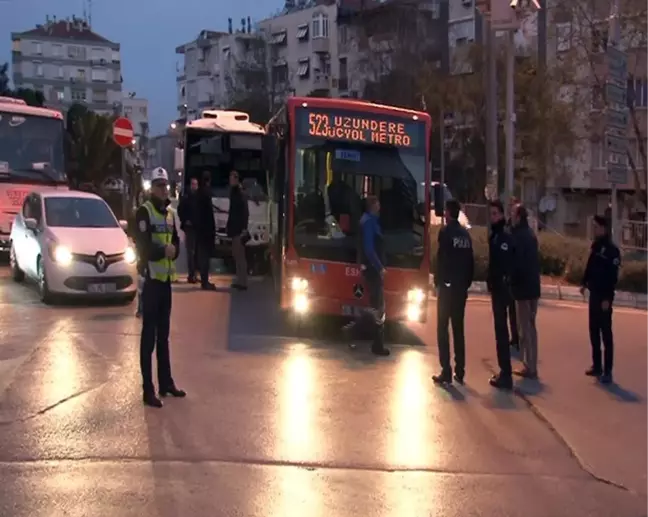 Freni Boşalan Servis Minibüsü Belediye Otobüsüne Çarparak Durabildi