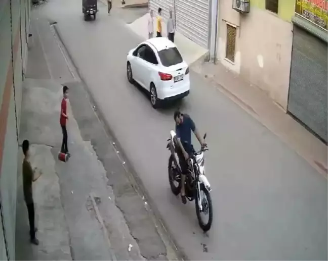 Adana'da uçurtma ipi kafasına takılan motosiklet sürücüsü çocuklara tepki gösterdi
