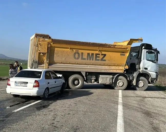 Balıkesir'de otomobil kamyona çarparak kaza yaptı, sürücü yaralandı