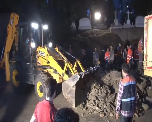 Kurtuluş'ta Latin Katolik Kabristanı'nın Duvarı Çöktü, 3 Yaralı