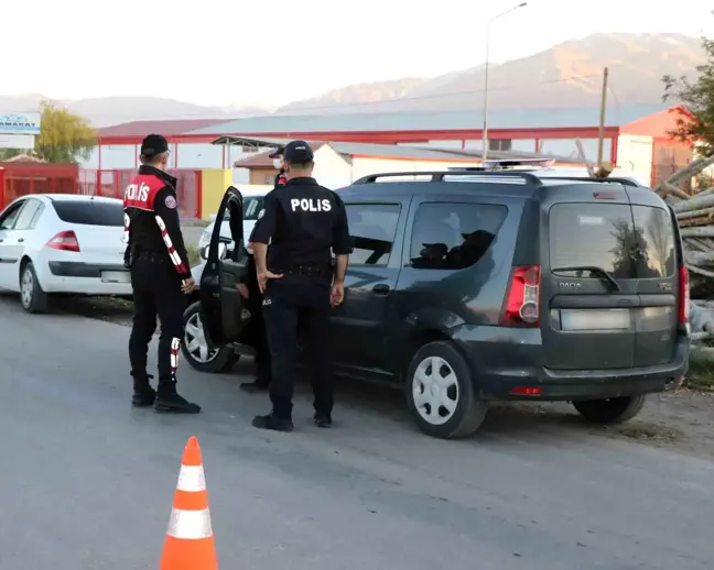 Erzincan'da nisan ayında 60 aranan şahıs ile 50 kaçak göçmen yakalandı