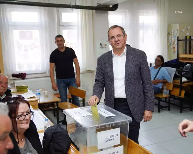 Ayvalık Belediye Başkanı Mesut Ergin oy kullandı