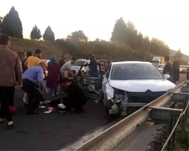 Otomobil refüjdeki bariyere çarptı: 4'ü çocuk 6 yaralı