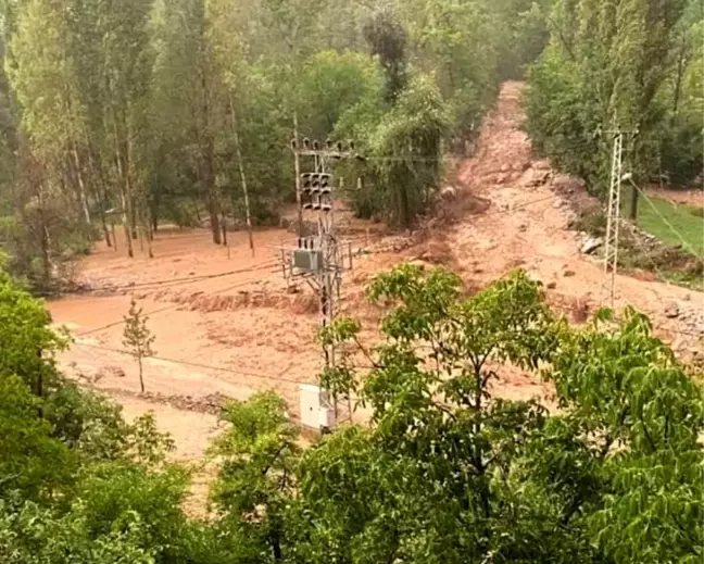 Erzurum'da sel yıktı geçti, tünelde kaybolan işçiyi arama çalışmaları devam ediyor