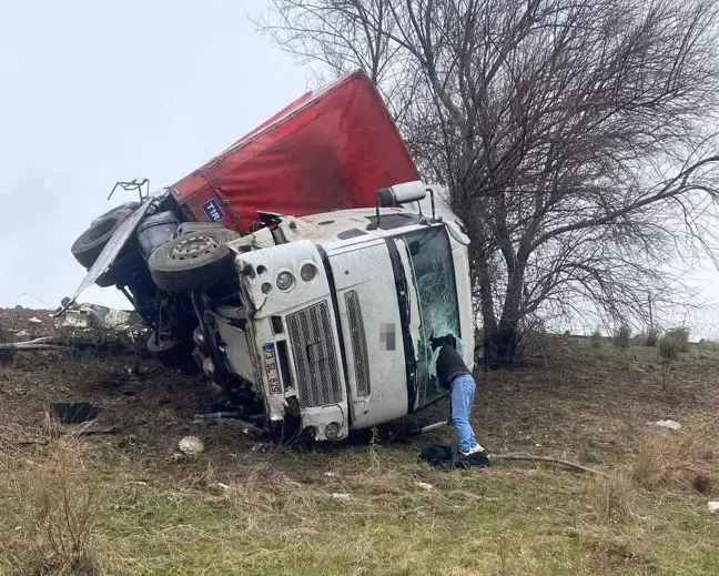 Osmaniye'de Kamyon Şarampole Yuvarlandı, Sürücü Hafif Yaralı