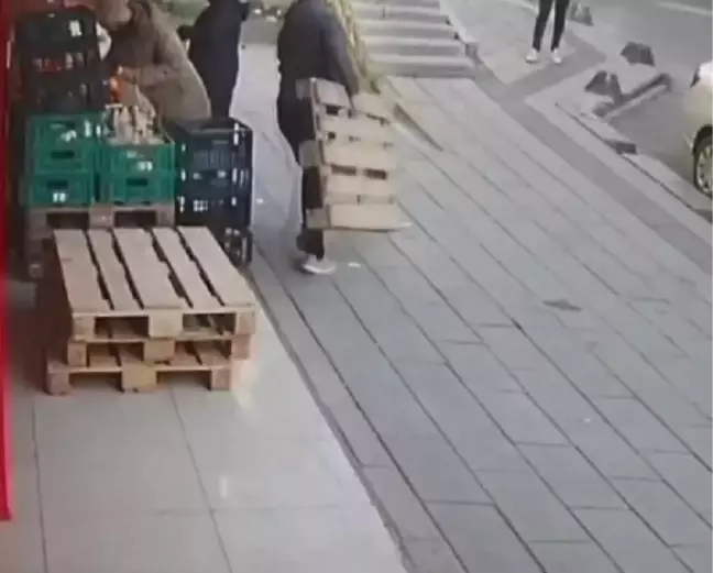 ÇALDIĞI TAHTA PALETLE KAÇARKEN KENDİSİNİ KOVALAYAN ÇALIŞANA ÇARPTI