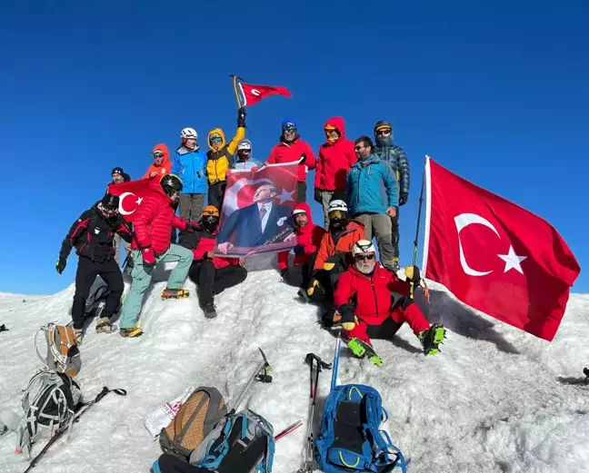 Dağcılar Ağrı Dağı'nın Zirvesine Türk Bayrağı Açtı