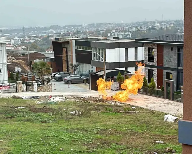 Kocaeli'de İş Makinesi Doğal Gaz Borusuna Zarar Verdi, Yangın Paniğe Yol Açtı