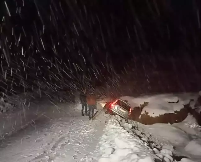 Siirt'te kar nedeniyle kapanan yollarda kurtarma operasyonu